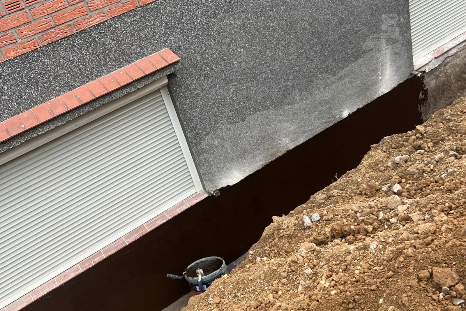 Bauwerksabdichtung – Keller, Balkone und Flachdächer dauerhaft gegen Feuchtigkeit schützen.